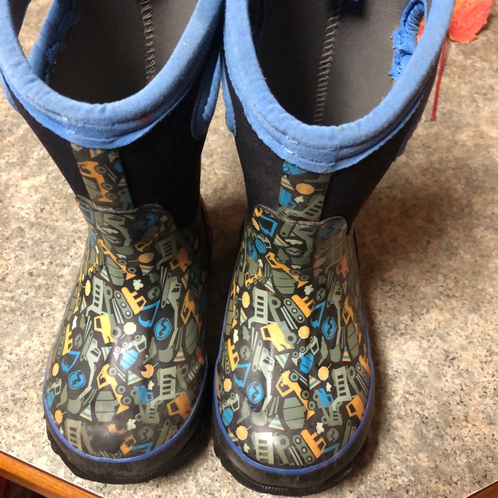 Bogs Little Kids size 9
